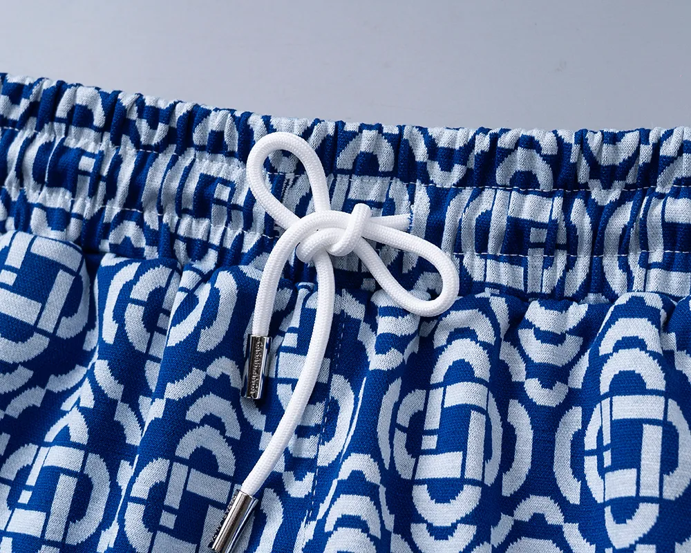 29100# New Arrival casual shorts from the official website for spring and summer 2026. The knitted jacquard fabric is handsome, the fabric is comfortable, the workmanship is rigorous, and the wiring is neat. Good upper body effect·Sizes M-3XL Blue